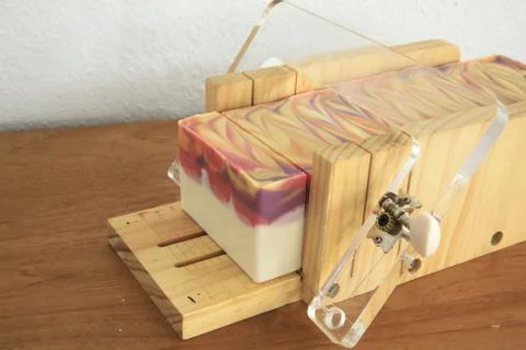 Cutting handcrafted soap 库存照片