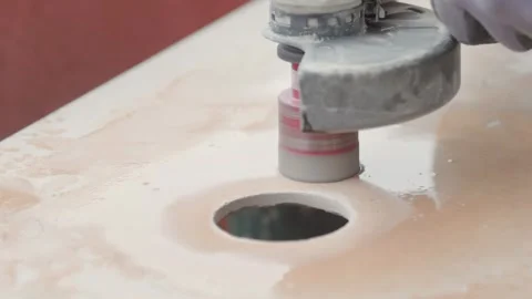 Cutting a hole with a circular power tool in a ceramic tile. Contractor working. Vídeo Stock 343909542