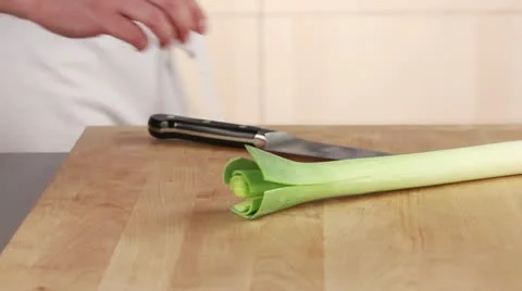 Cutting a leek into rings 스톡 동영상 24671487