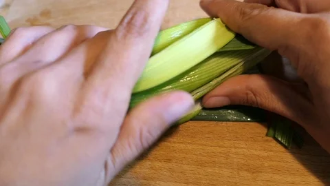 Cutting leek in slices for a soup. Video stock 112867256