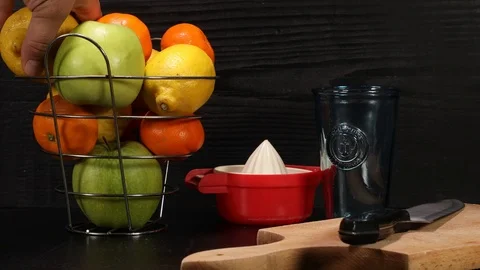 Cutting lemon and making lemon juice 動画素材 127123049