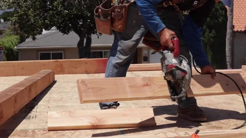 Cutting lumber in half with circle saw in slow motion Stock-Footage 228794747
