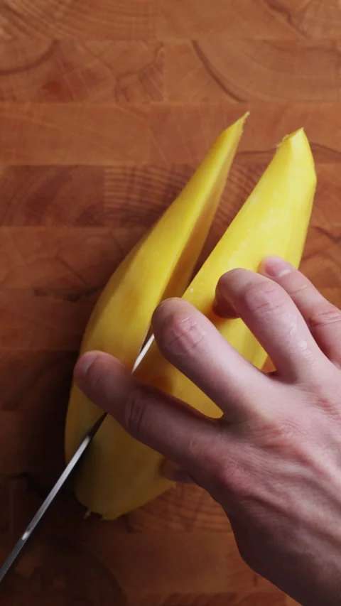 Cutting Mango In Half Vertical Top View Vidéo 335081425