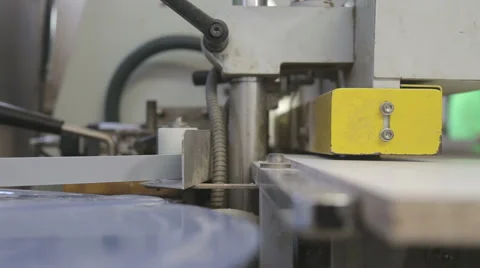 Cutting MDF in a carpentry Vidéo 60401404