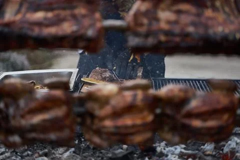 Cutting Meat Observed Through Roaster Foto stock