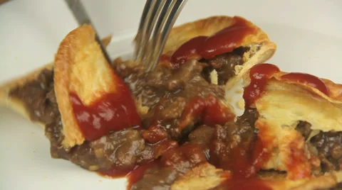 Cutting Meat Pie With Ketchup 스톡 동영상 39443013