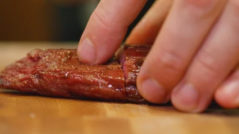 Cutting Meat in Pieces Vídeos de archivo 113283764