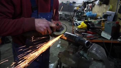 Cutting metal and making custom parts 動画素材 221433567