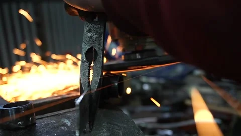 Cutting metal and making custom parts Vidéo 221433602