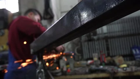 Cutting metal and making custom parts Vidéo 221433897