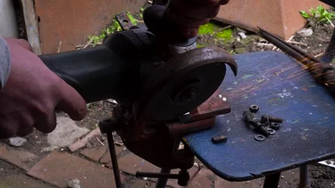 Cutting metal with a grinder Video stock 306782704
