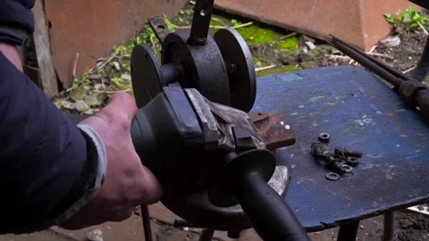 Cutting metal with a grinder Video stock 306782725