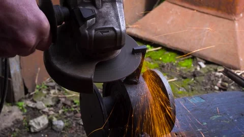 Cutting metal with a grinder Video stock 306782746
