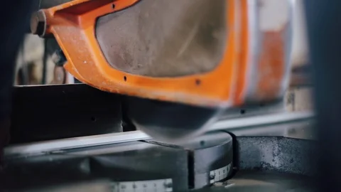 Cutting metal profiles for plastic windows. Vídeo Stock 129383868