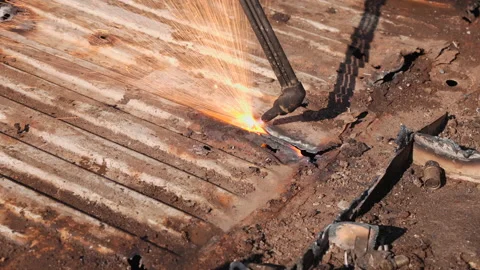 Cutting metal sheet at the scrap yard with oxygen cutter Video stock 131928136