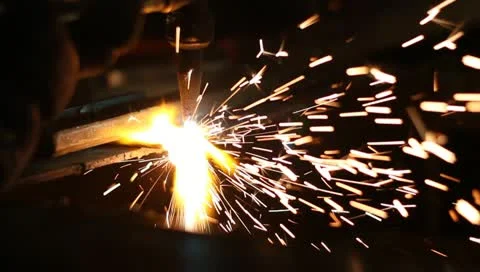 Cutting metal with torch Vídeos de archivo 10716889