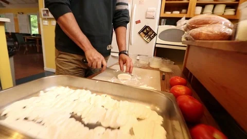 CUTTING MOZZARELLA 스톡 동영상 102401399