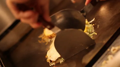 Cutting Up Okonomiyaki Stockbeeldmateriaal 41919613