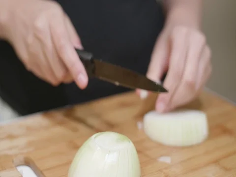 Cutting an onion on a cutting board Video stock 80543531