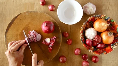Cutting an onion on cutting board Stock Footage 129537048