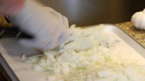 Cutting an onion Vídeos de archivo 143720020