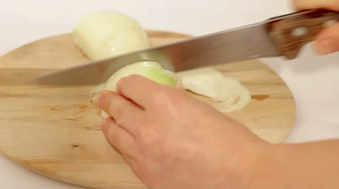 Cutting onion with a knife 库存影片 33796252