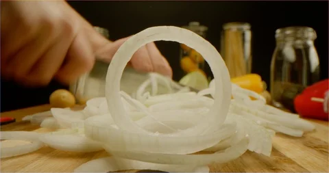 Cutting onion macro shot, pushing out of onion ring Vidéo 126286615