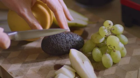 Cutting Open an Avocado Vidéo 102402879