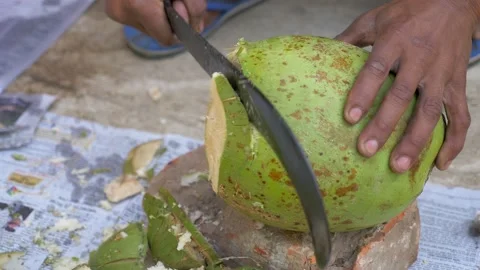 Cutting open a coconut with a blade Video stock 153455926