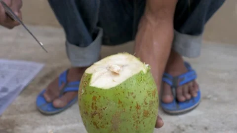 Cutting open a coconut with a blade Video stock 153456014