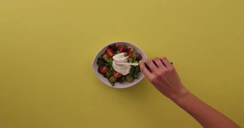 Cutting open egg with a knife 1 스톡 동영상 132146799