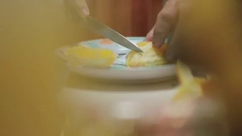 Cutting oranges to eat Video stock 76733973