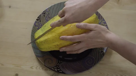 Cutting a Papaya in half. 4K UHD. Vídeos de archivo 49731126