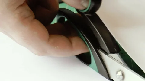 Cutting paper with scissors Vídeos de archivo 78912661