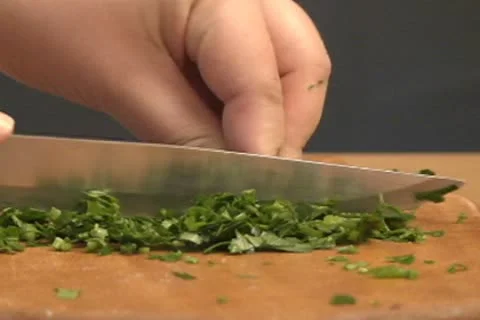 Cutting the parsley leaves 動画素材 10388243