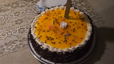 Cutting a passion fruit cake with chocolate and white cream Video stock 154817060