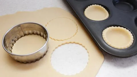 Cutting pastry circles Foto stock