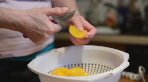 Cutting peach ito slices in a plastic bowl. baking a peach cake. 스톡 동영상 44324693