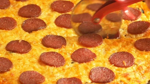 Cutting pepperoni pizza closeup Stock-Footage 91411568