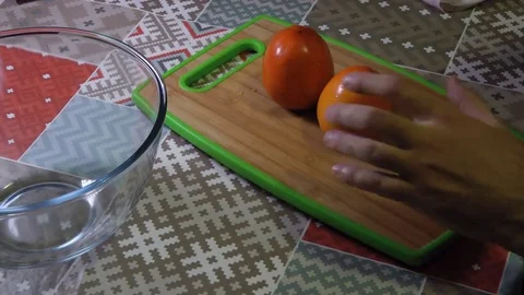 Cutting persimmon fast 6x, hands of chef. 库存影片 83274657