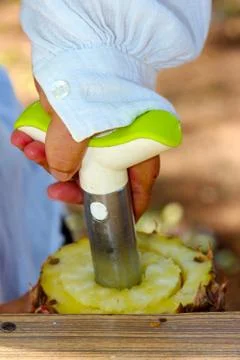 Cutting pineapple Foto stock