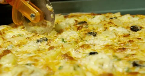Cutting pizza in a cafe Stock-Footage 111370910