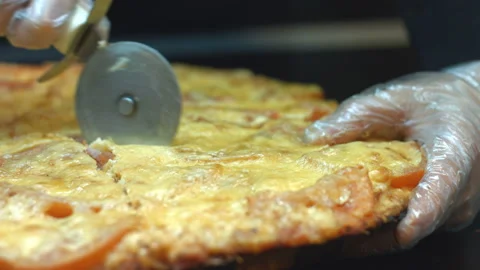 Cutting pizza. Close-up. Stockbeeldmateriaal 86702255