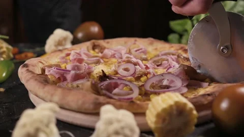 Cutting pizza, close-up. 스톡 동영상 164923640