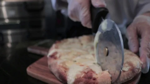 Cutting pizza into four slices Video stock 129041739