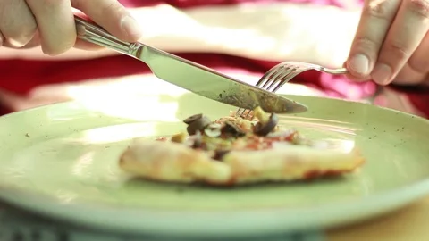 Cutting pizza with knife and fork Vídeo Stock 73506799
