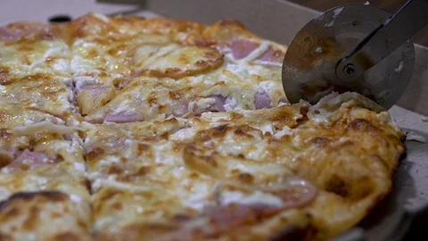 Cutting pizza slices Stock-Footage 88260641