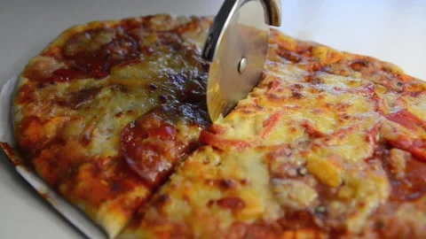 Cutting pizza with tomato sauce, mozzarella and cheddar cheeses, peppers, cho Stock Footage 152932906