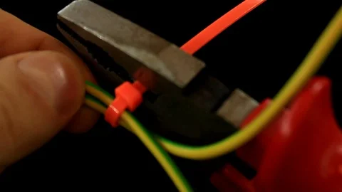 Cutting plastic clamps on electric wire Vídeos de archivo 86414073