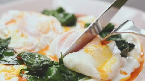 Cutting poached egg with spinach and yogurt. Stock-Footage 150828871